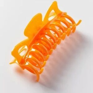 ISO ORANGE CLAW CLIP URBAN OUTFITTERS